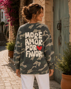 Vue de dos du sweat More Amor camouflage avec grand message More Amor Por Favor et cœur rouge