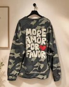 Photo réelle du dos du sweat camouflage avec grand message More Amor Por Favor