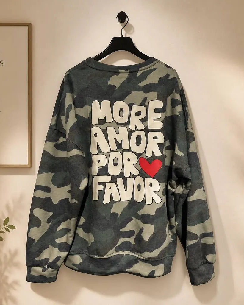 Photo réelle du dos du sweat camouflage avec grand message More Amor Por Favor