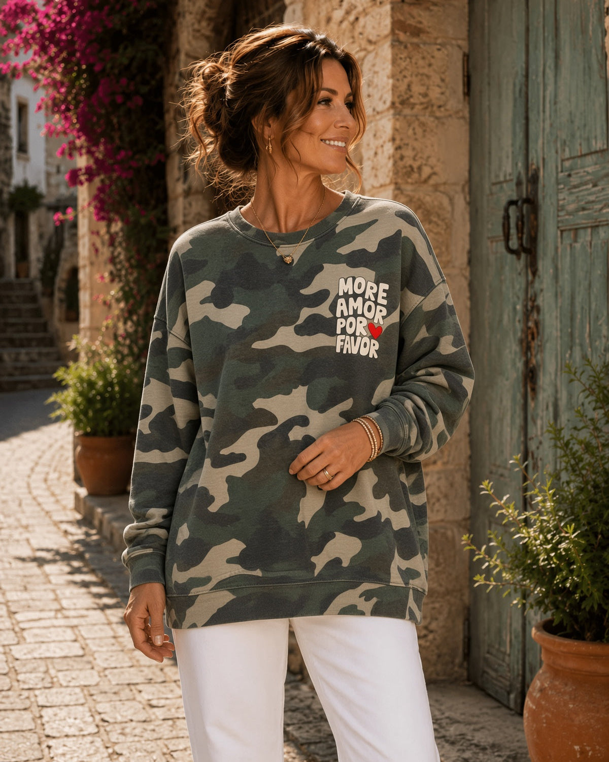 Sweat More Amor camouflage oversize porté de face avec petit message poitrine et cœur rouge