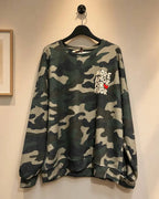 Photo réelle de face du sweat camouflage avec petit message poitrine et cœur rouge