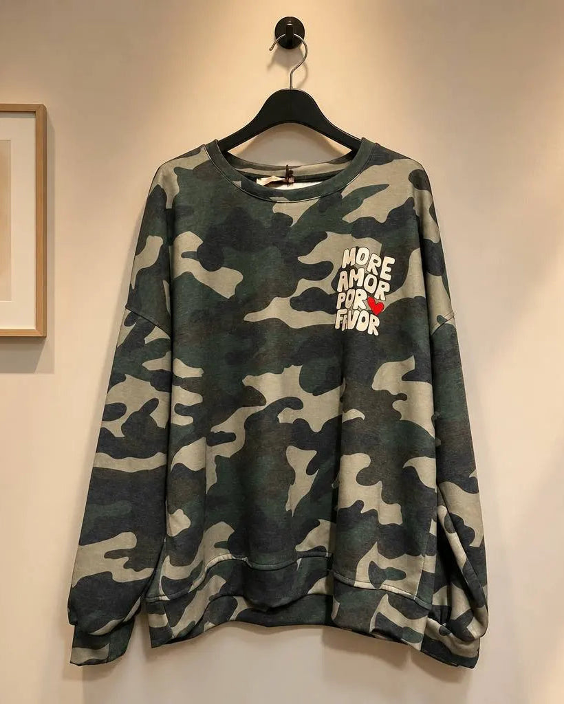 Photo réelle de face du sweat camouflage avec petit message poitrine et cœur rouge