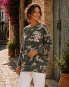 Sweat More Amor camouflage porté de trois quarts dans une ruelle italienne
