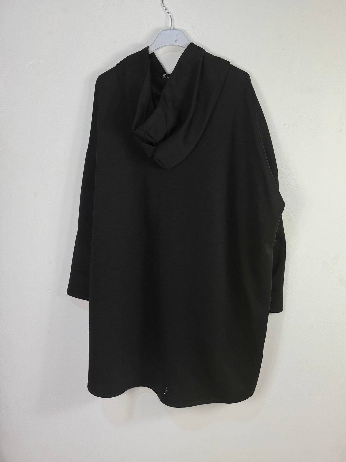 Sweat long Morgane vue sur cintre, couleurnoir de dos 
