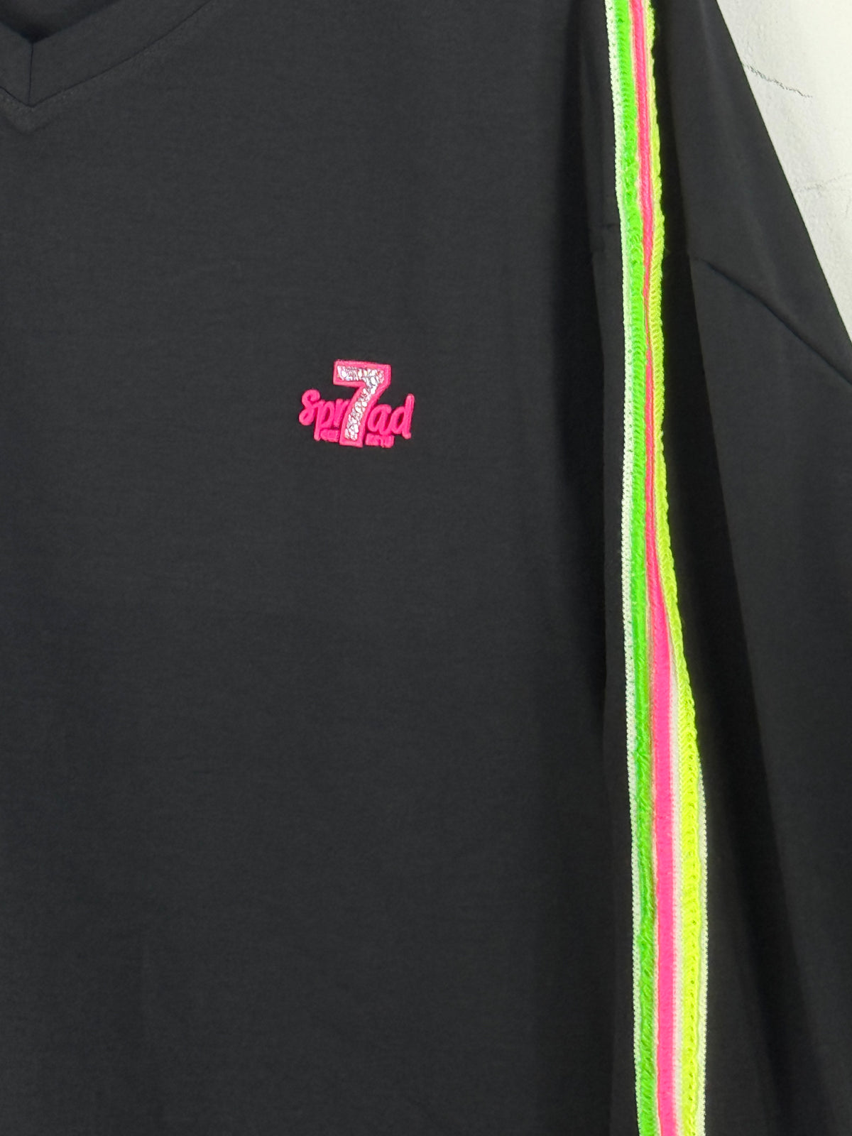 Sweat Neon détail du motif rose et des bandes fluo – Mam’s Ailes