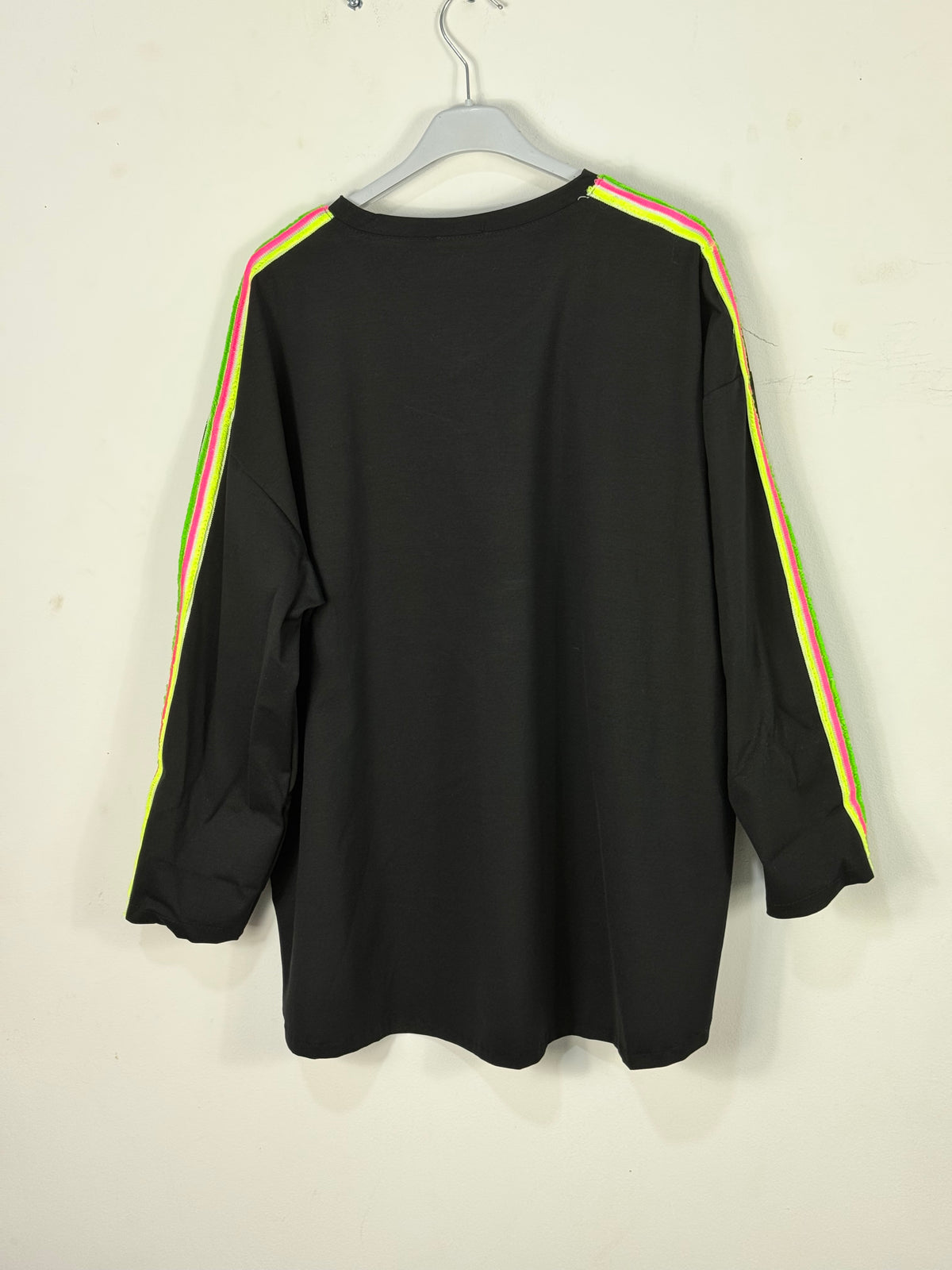 Sweat Neon noir de dos, manches à bandes fluo – Mam’s Ailes