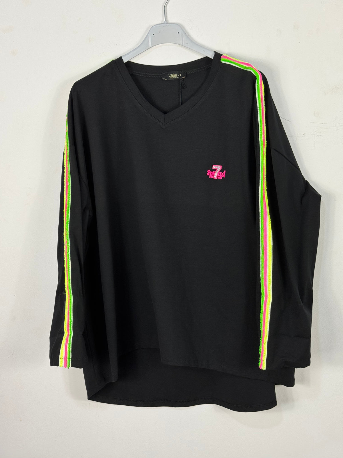 Sweat Neon noir de face, col V et bandes fluo – Mam’s Ailes