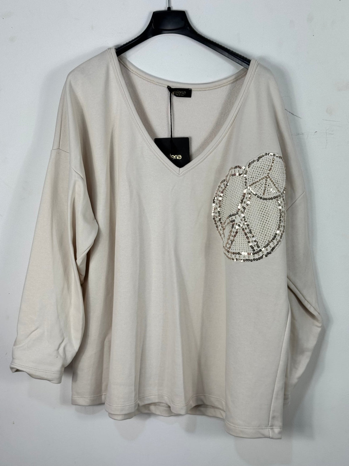 Sweat Peace écru de face, col V et motifs peace – Mam’s Ailes