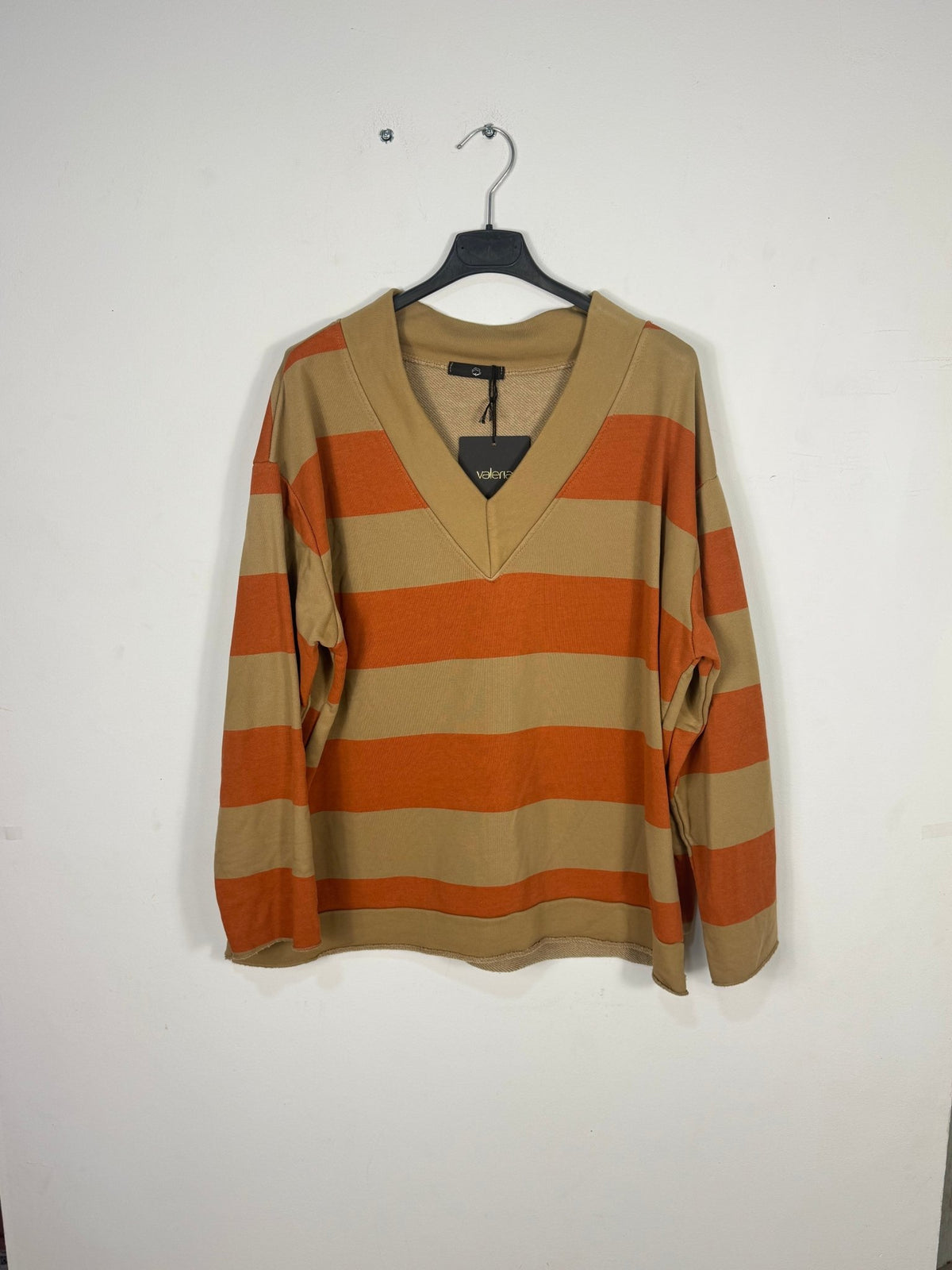 Sweat à larges rayures camel et orange avec col V camel