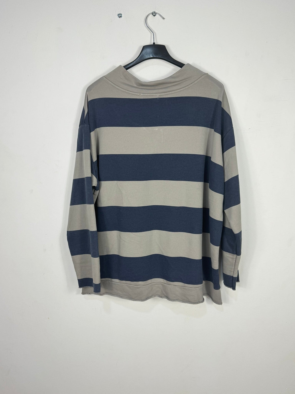 Dos du sweat rayé gris et bleu marine, vue sur cintre