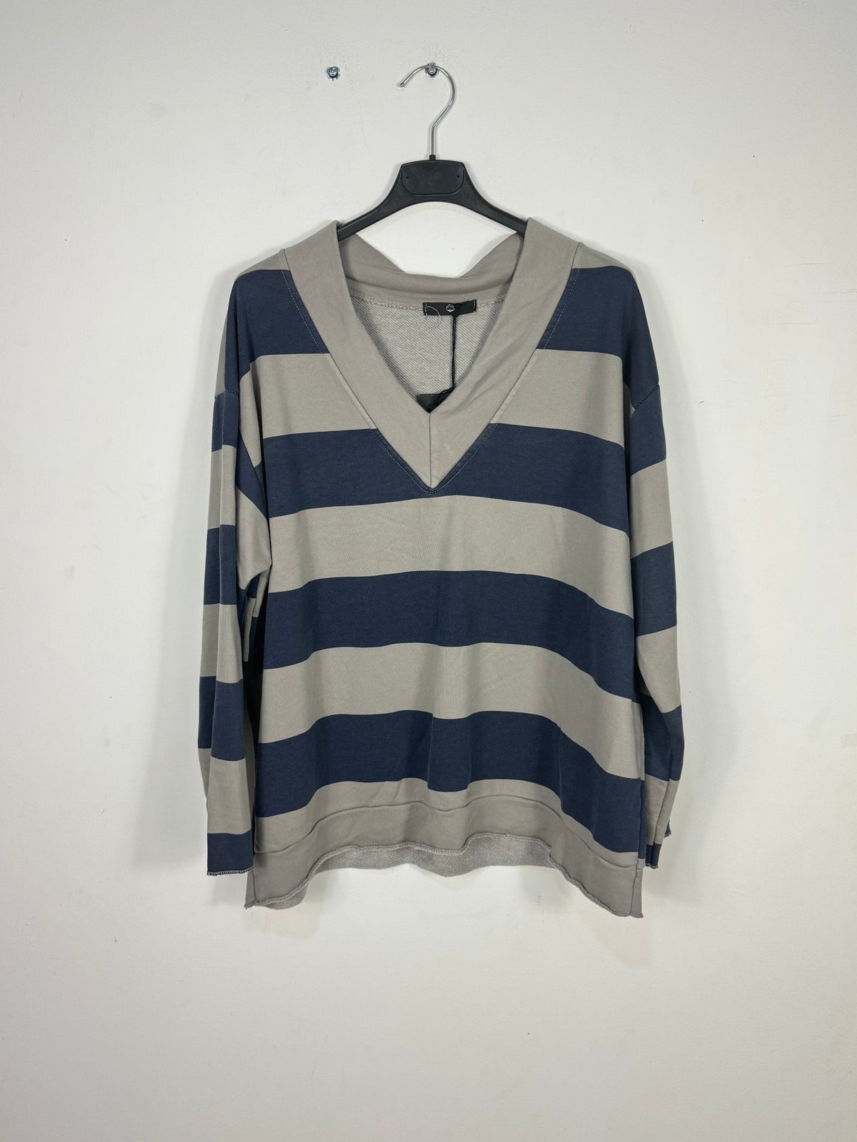 Sweat à larges rayures gris et bleu marine avec col V