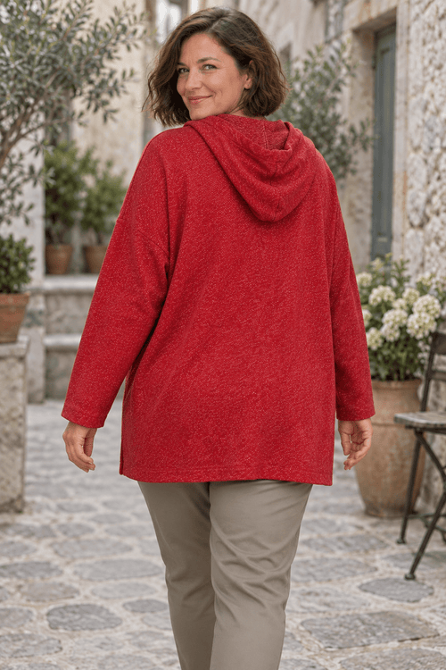Femme vue de dos portant le sweat rouge chiné, capuche et longueur du sweat visibles.