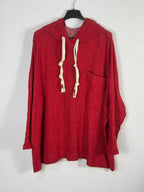 Sweat rouge chiné sur cintre, capuche, cordons écrus et poche décalée.