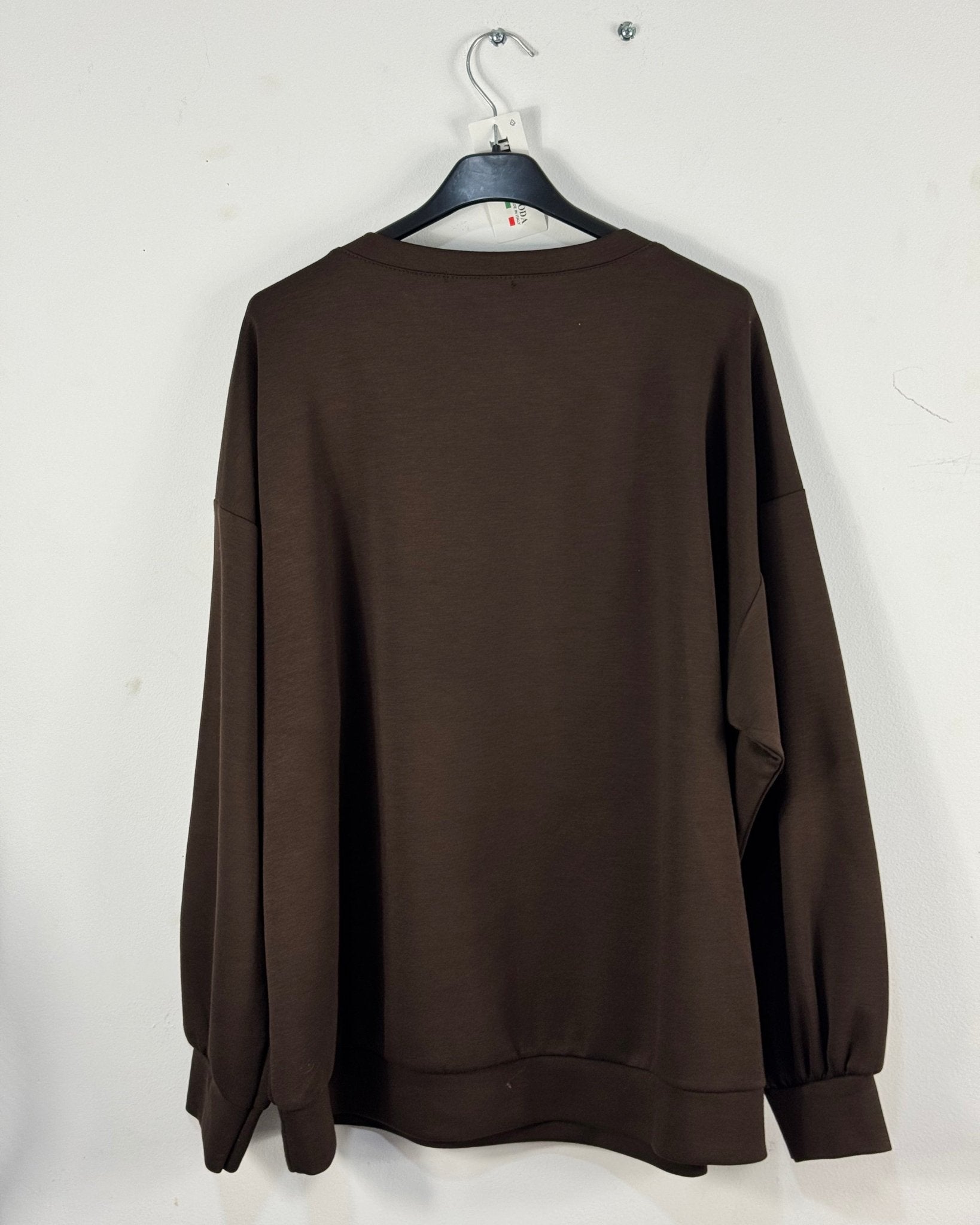 Détail réel des boutons argentés aux épaules du sweat Snoopy femme