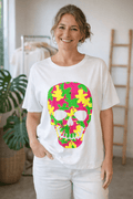 T-shirt blanc motif tête de mort fluo porté femme style casual rock