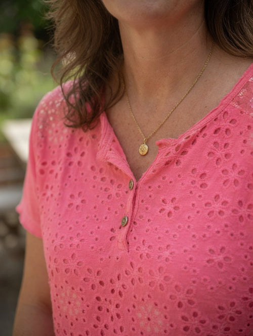 Macro sur le haut du tee shirt corail 