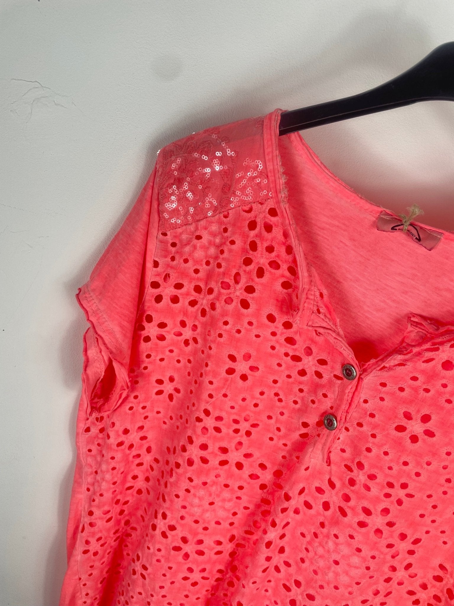 Détail des sequins aux épaules du t-shirt Coralie corail femme