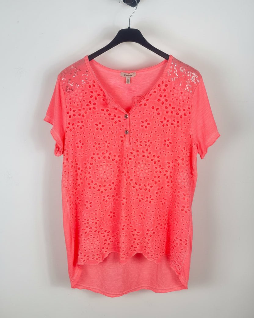 T-shirt Coralie corail femme avec broderie anglaise devant et sequins aux épaules