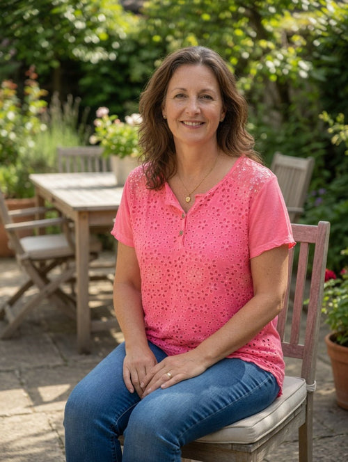 Tee shirt Coralie, porté sur une femme , ambiance printemps été
