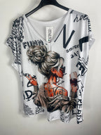 T-shirt blanc Just Breathe avec visuel femme de dos tenant un verre, vue de face
