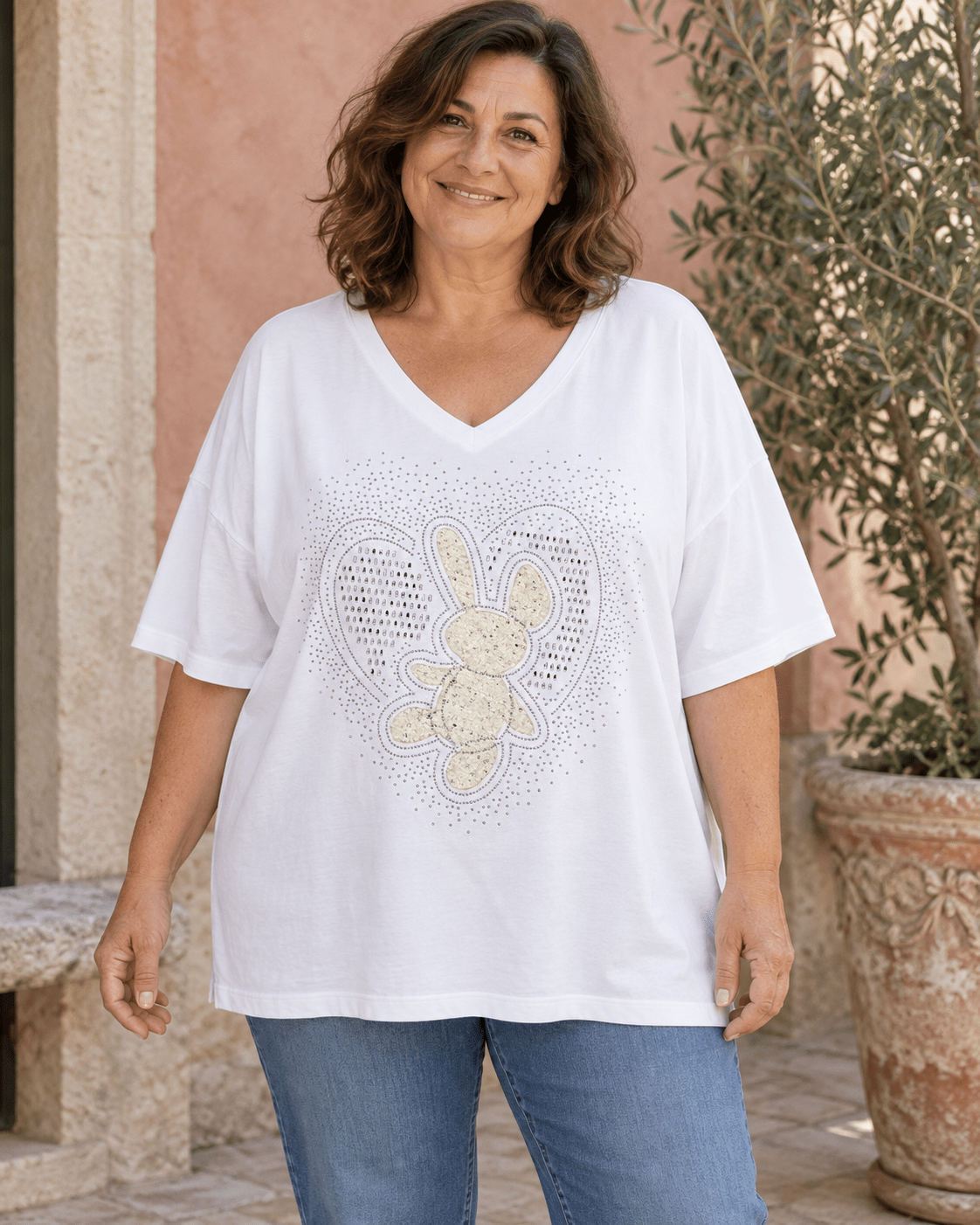 T-shirt Lapin Cœur blanc porté de face, motif argenté et coupe ample