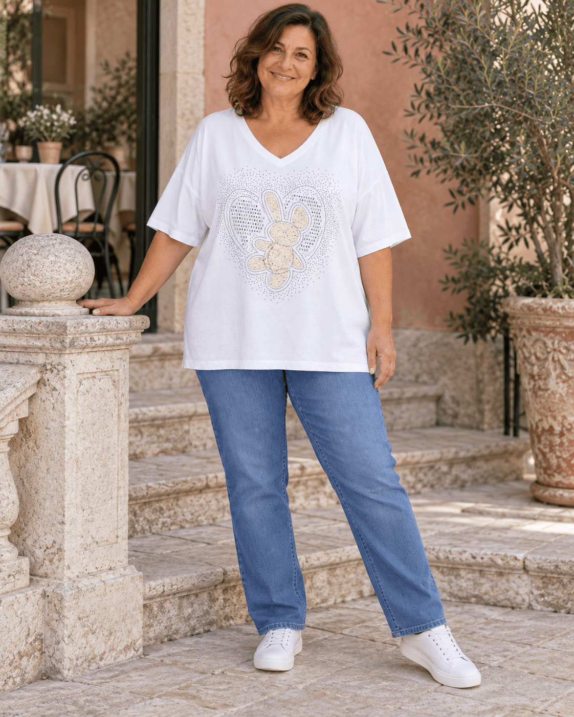 T-shirt Lapin Cœur blanc avec jean et baskets, silhouette entière