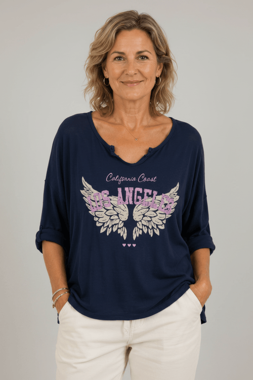 T-shirt Los Angeles marine femme 100% coton avec ailes et petits cœurs, vue portée de face