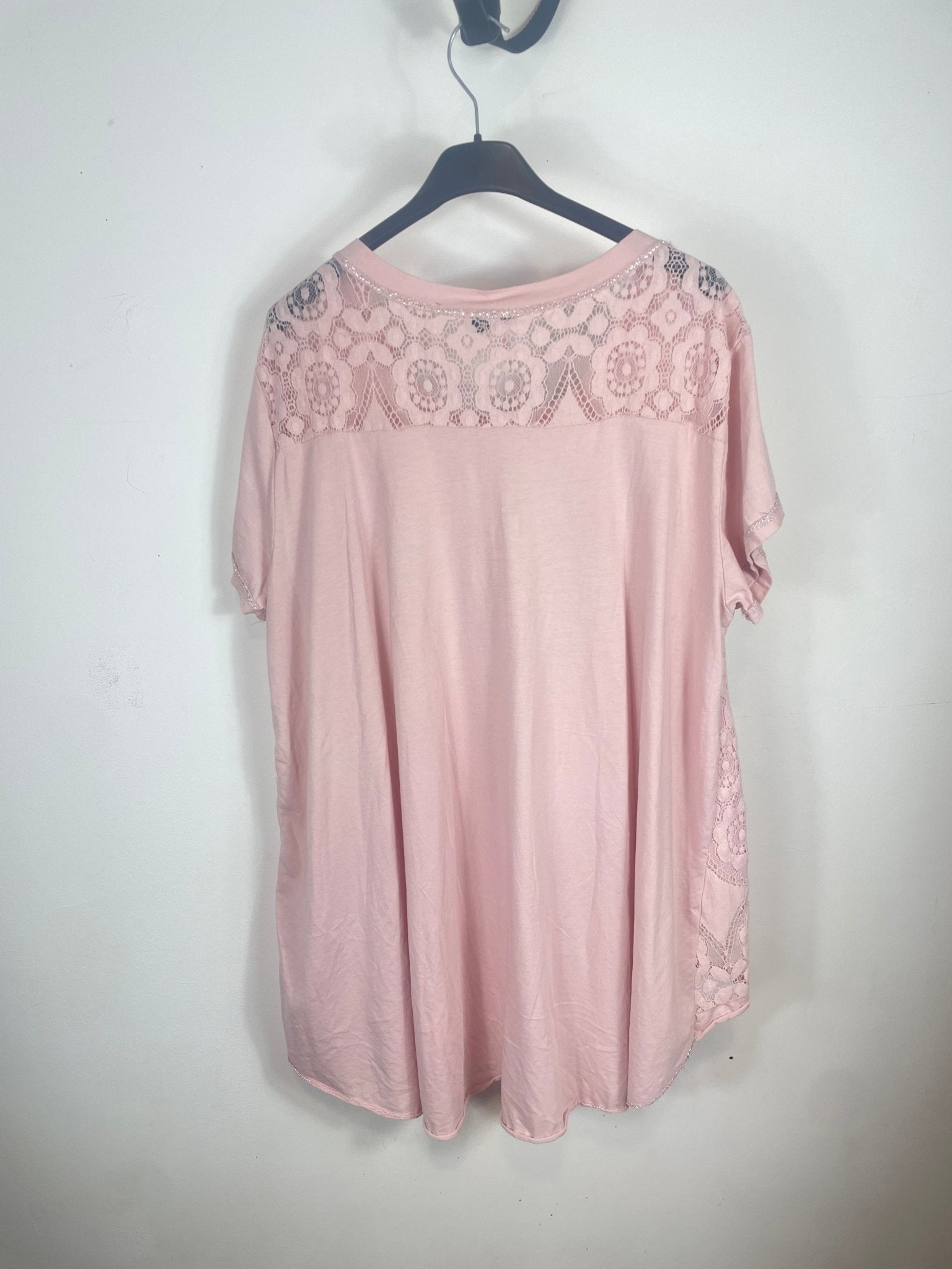 Dos du t-shirt rose poudré femme avec dentelle et coupe plus longue