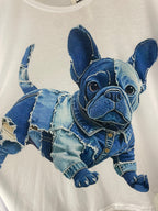 Détail du tee-shirt Bowie avec bouledogue couleur jean imprimé sur tissu blanc souple