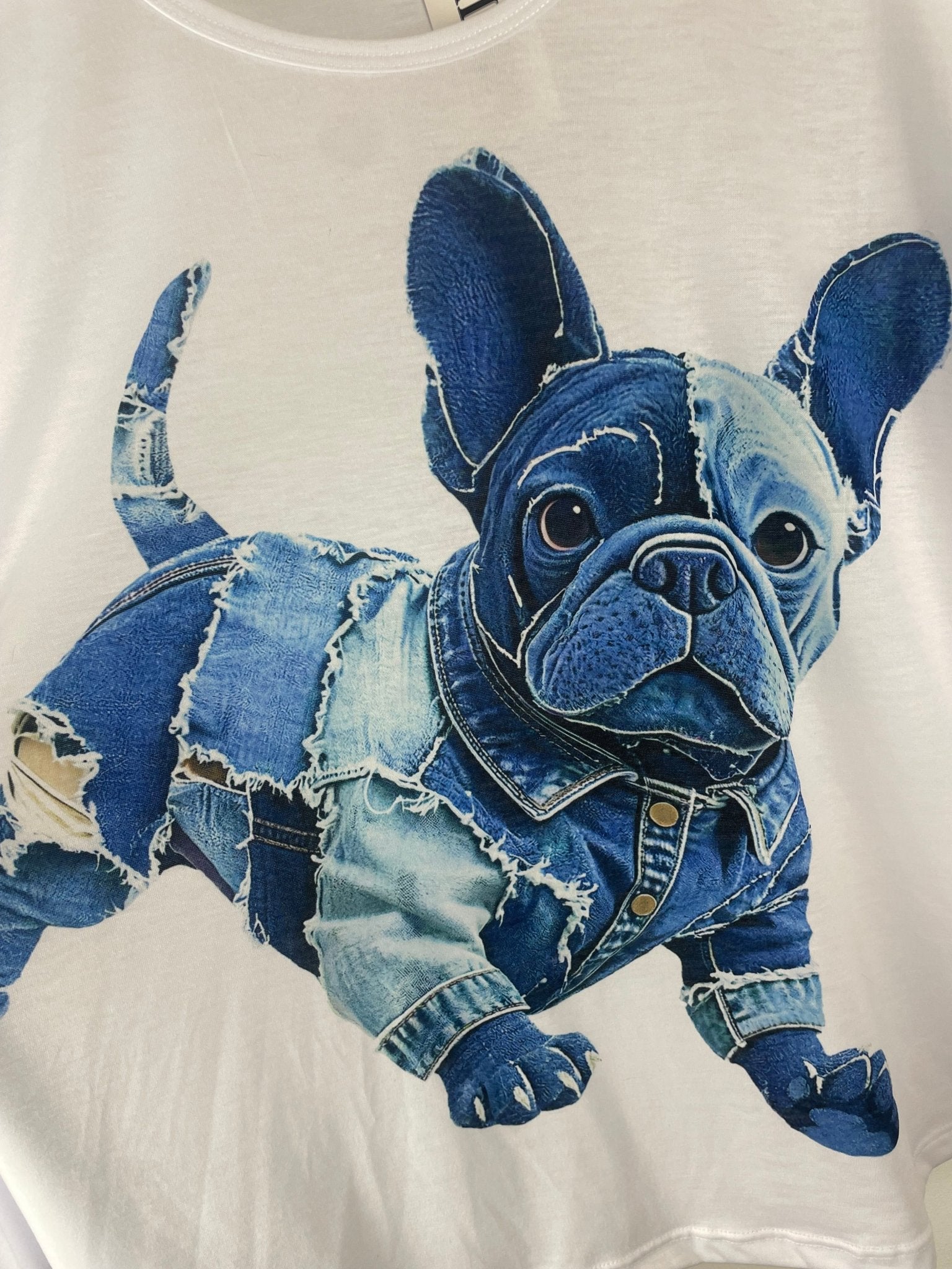Détail du tee-shirt Bowie avec bouledogue couleur jean imprimé sur tissu blanc souple
