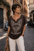 Femme 45 ans cheveux courts effilés portant un tee-shirt chocolat style rock Los Angeles California regard caméra ambiance italienne élégante