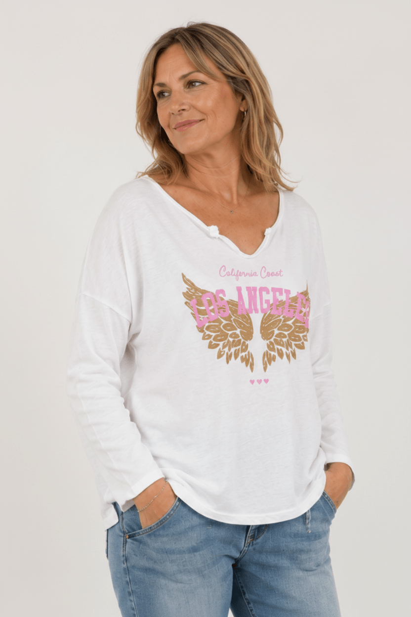 Tee-shirt femme blanc manches longues imprimé Los Angeles rose porté en vue trois quarts style casual chic