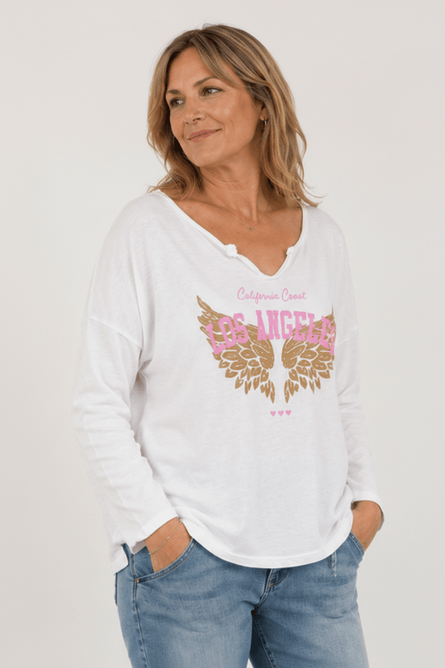 Tee-shirt femme blanc manches longues imprimé Los Angeles rose porté en vue trois quarts style casual chic