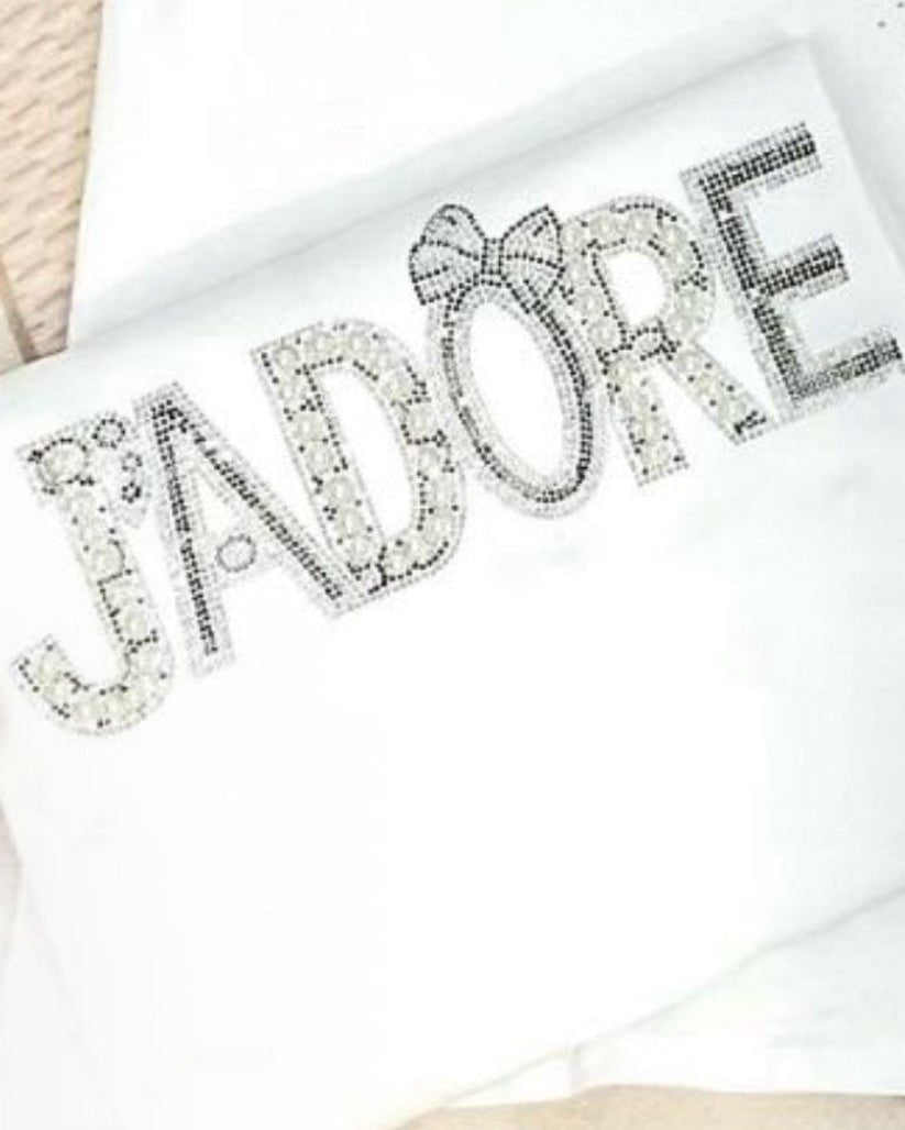 Détail motif J'Adore strass argentés perles nacrées nœud Minnie sur t-shirt blanc fabriqué en Italie