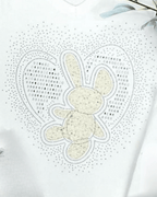 Détail motif lapin cœur strass argentés délicats sur t-shirt blanc fabriqué en Italie
