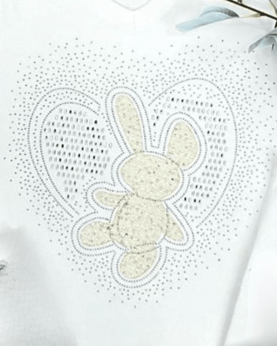 Détail motif lapin cœur strass argentés délicats sur t-shirt blanc fabriqué en Italie