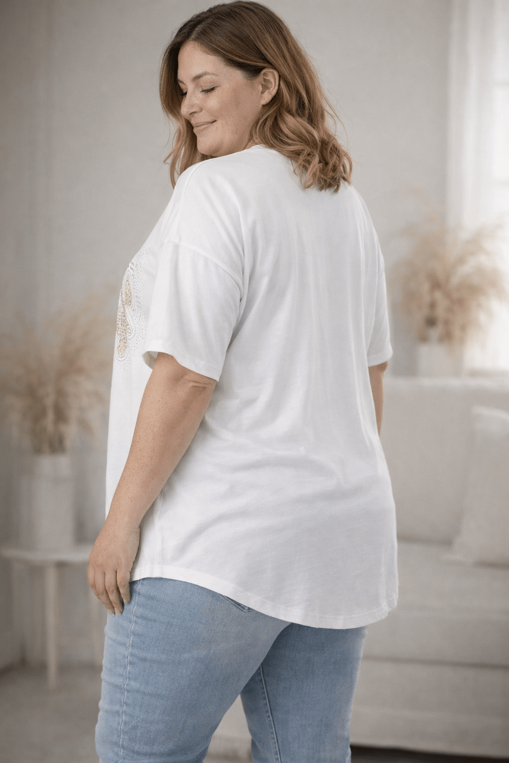 T-shirt blanc grande taille vue de dos longueur 75 cm coupe ample confortable femme ronde