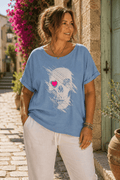 Tee-shirt Lino bleu femme coupe ample avec motif skull strass et cœur rose en relief, vue de face porté avec pantalon en lin 