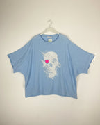 Tee-shirt Lino bleu femme coupe ample avec motif skull strass et cœur rose en relief, vue de face