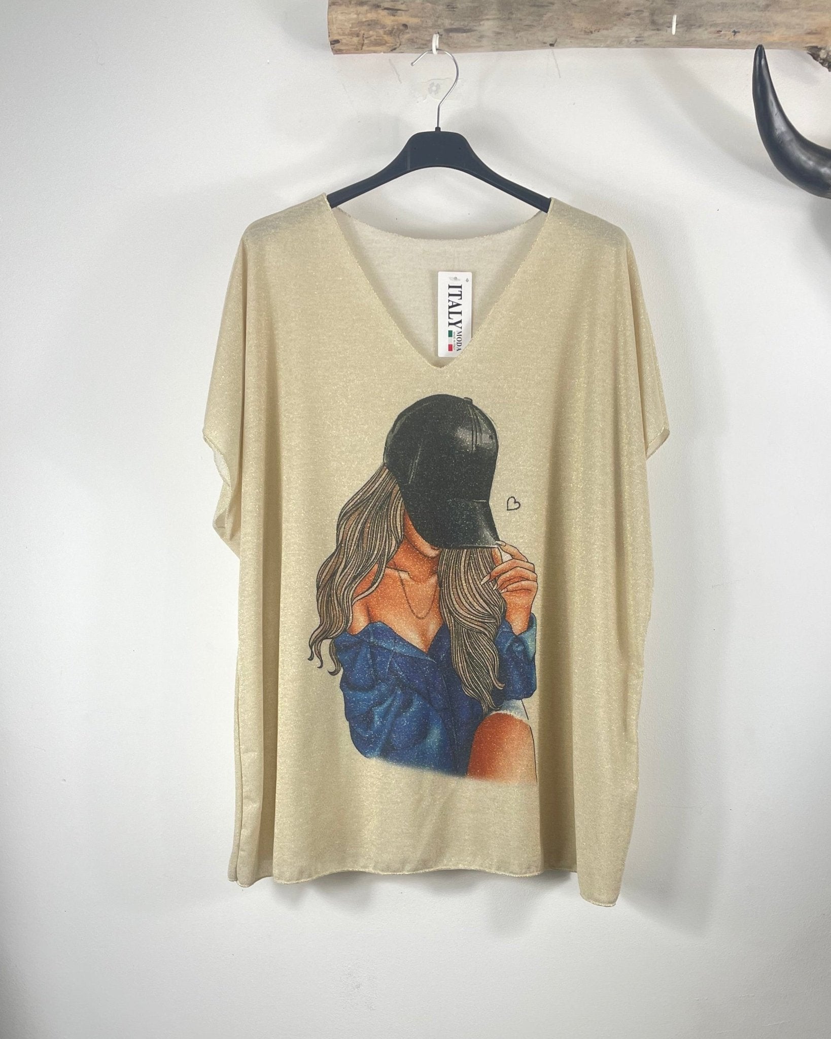 Tee-shirt lurex femme à imprimé mode avec fille à casquette noire, tissu lumineux et coupe fluide