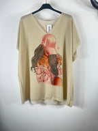 Tee-shirt Luma femme en lurex irisé doré avec imprimé fille à casquette rose sur le devant, vue de face