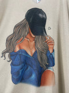 Tee-shirt Luma femme en lurex irisé doré avec imprimé fille à casquette noire sur le devant, vue motif