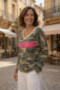 Tee-shirt manches longues oversize femme camouflage avec inscription rose Amour, vue de 3/4