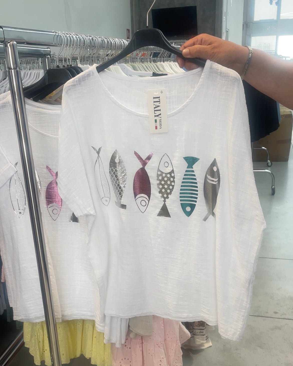 T-shirt blanc femme en voile de coton avec poissons argentés et colorés, vue de face sur cintre