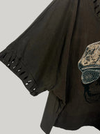 Détail des découpes ajourées au col et aux manches du Tee-shirt Rebel chocolat