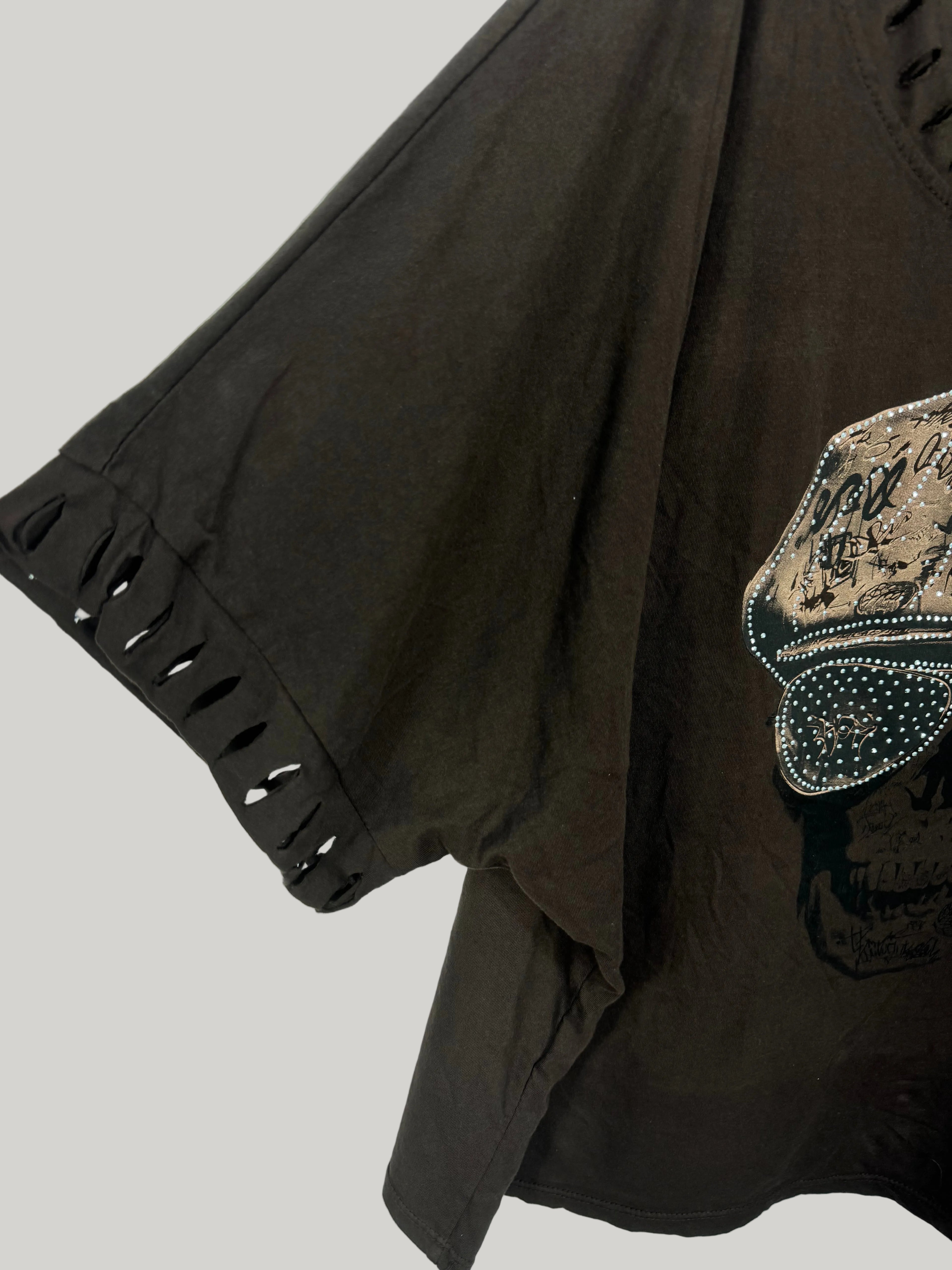 Détail des découpes ajourées au col et aux manches du Tee-shirt Rebel chocolat