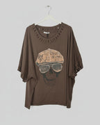 Tee-shirt Rebel chocolat grande taille avec crâne rock, casquette et lunettes strass, vue de face
