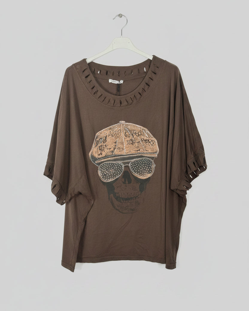 Tee-shirt Rebel chocolat grande taille avec crâne rock, casquette et lunettes strass, vue de face