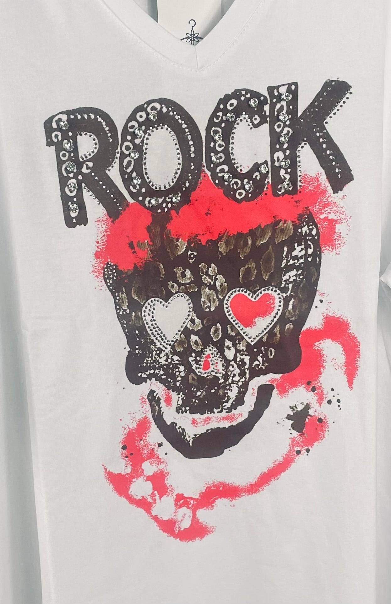 Détail motif rock crâne léopard strass argentés cœurs roses graffiti sur t-shirt blanc
