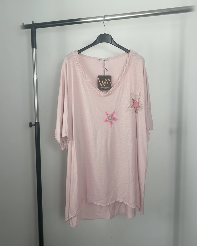 Tee-shirt grande taille rose pour femme avec motifs étoiles à paillettes et col V effiloché. Look Rock-Peps.